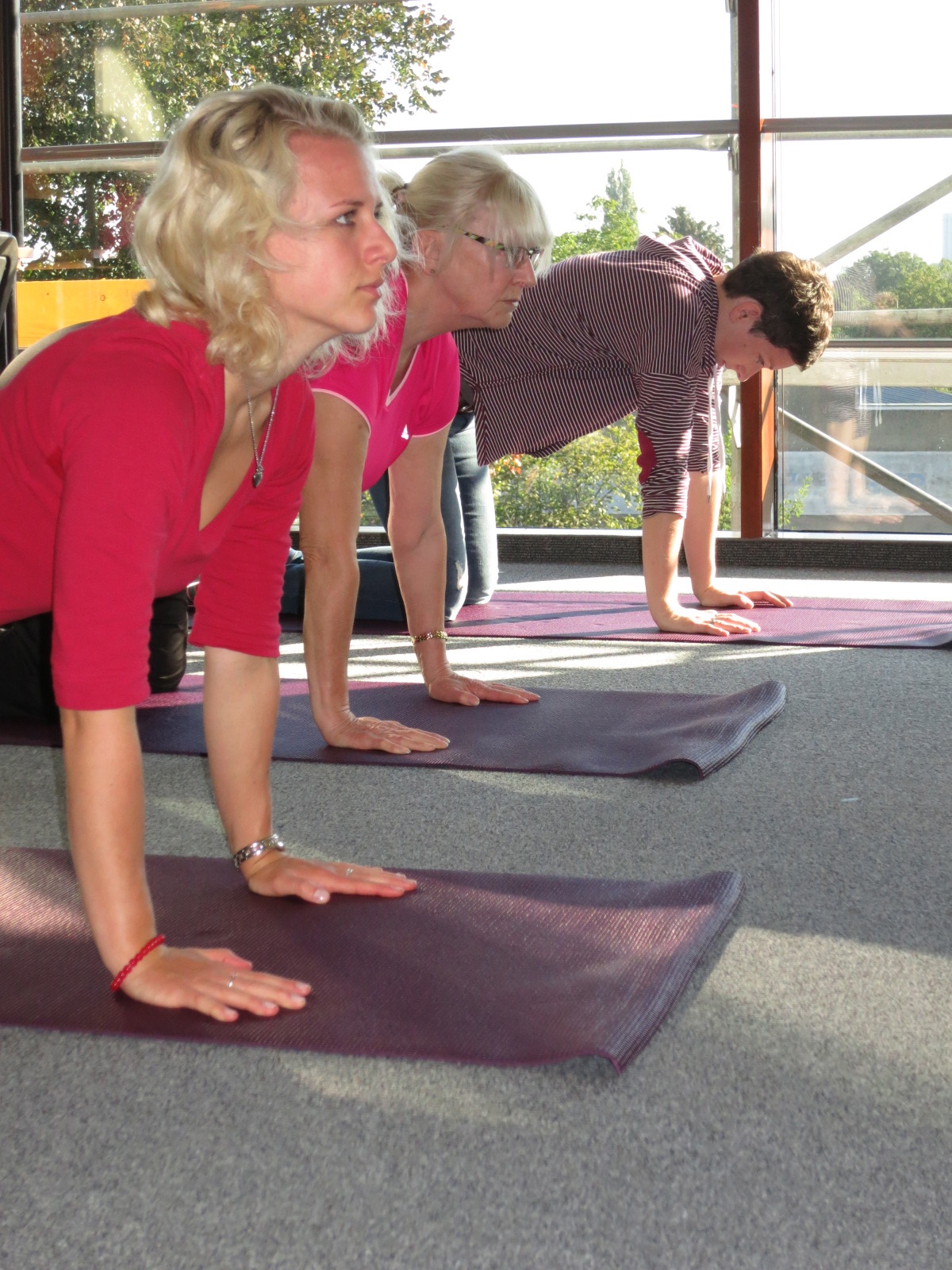 Öffnet die Seite 'DRINGEND YOGALEHRER*INNEN GESUCHT'
